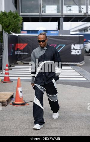 Suzuka, Japon. 21 septembre 2023. LEWIS HAMILTON, de Petronas Mercedes-AMG, arrive au paddock avant le Practice Day du Grand Prix du Japon de Formule 1 2023, vêtu d'une veste en denim, d'un pantalon en denim et de baskets blanches. (Image de crédit : © Taidgh Barron/ZUMA Press Wire) USAGE ÉDITORIAL SEULEMENT! Non destiné à UN USAGE commercial ! Banque D'Images