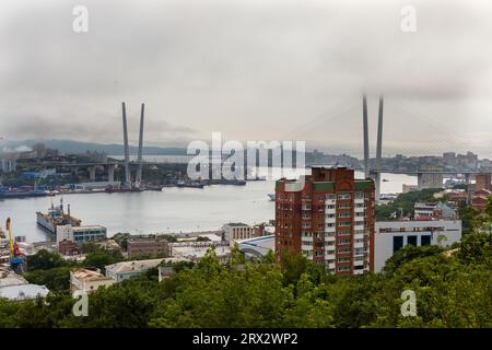 Construit dans le cadre de la préparation de Vladivostok pour accueillir le Sommet de l'APEC à l'automne 2012, le pont traversant la baie de Zolotoy Rog a déjà un Banque D'Images