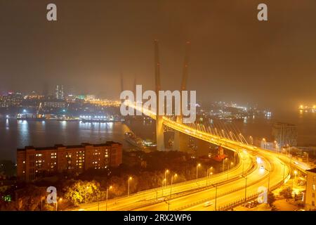 Construit dans le cadre de la préparation de Vladivostok pour accueillir le Sommet de l'APEC à l'automne 2012, le pont traversant la baie de Zolotoy Rog a déjà un Banque D'Images