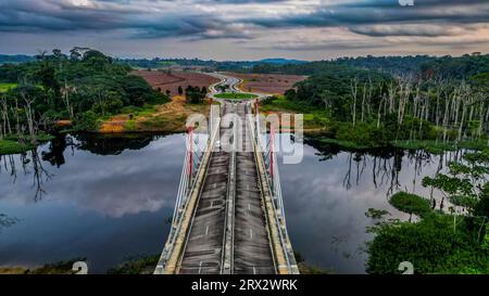 Aérien d'un pont traversant la jungle jusqu'à la future capitale Ciudad de la Paz, Rio muni, Guinée équatoriale, Afrique Banque D'Images