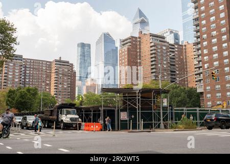 Bâtiment commercial vacant en cours de démolition recouvert d’échafaudages et d’un abri de trottoir, abritant autrefois un McDonald’s, un supermarché, un centre de tennis et quelques petites entreprises, à Chelsea à New York le vendredi 8 septembre 2023. Le bâtiment, propriété de la coopérative Mutual Redevelopment Housing, a atteint la fin de sa durée de vie et est en train de tomber, pour être remplacé par des logements. (© Richard B. Levine) Banque D'Images