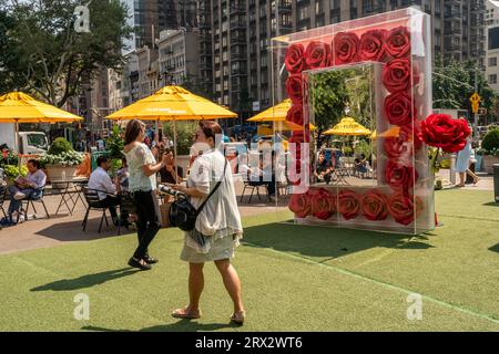 Activation de la marque venus et Fleur au Flatiron Plaza à New York le vendredi 8 septembre 2023. Venus et Fleur vendent de vraies roses qui ont été traitées pendant environ un an. Initialement, la vente en ligne seulement la marque ouvre maintenant des magasins de détail. © Richard B. Levine) Banque D'Images