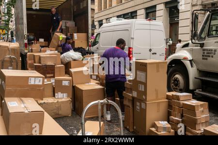 Les employés de FedEx trient les livraisons sur le trottoir pour distribution dans le quartier Nomad de New York le mercredi 13 septembre 2023. (© Richard B. Levine) Banque D'Images