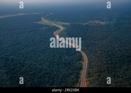 Autoroute vide dans la jungle, future capitale Ciudad de la Paz, Rio muni, Guinée équatoriale, Afrique Banque D'Images