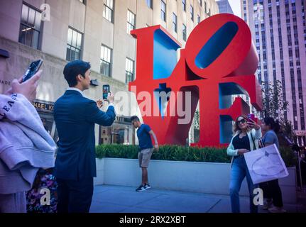 La sculpture d'art public 'Love' de Robert Indiana (1928-2018) est exposée au Rockefeller Center à New York le mercredi 20 septembre 2023. L’emblématique sculpture de 12 pieds de haut à l’entrée des Channel Gardens ainsi que « UN à ZÉRO (les dix chiffres) » (1980-2001) et 193 drapeaux avec des images des peintures de la paix de l’Indiana seront exposés jusqu’au 23 octobre 2023.(© Richard B. Levine) Banque D'Images