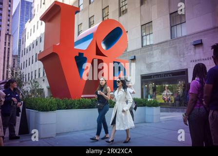 La sculpture d'art public 'Love' de Robert Indiana (1928-2018) est exposée au Rockefeller Center à New York le mercredi 20 septembre 2023. L’emblématique sculpture de 12 pieds de haut à l’entrée des Channel Gardens ainsi que « UN à ZÉRO (les dix chiffres) » (1980-2001) et 193 drapeaux avec des images des peintures de la paix de l’Indiana seront exposés jusqu’au 23 octobre 2023.(© Richard B. Levine) Banque D'Images