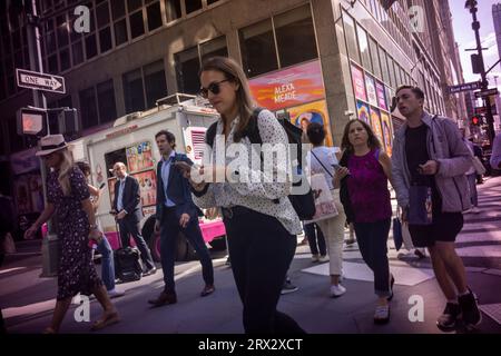 Employés de bureau et touristes dans Midtown Manhattan à New York, le mercredi 20 septembre 2023. (© Richard B. Levine) Banque D'Images