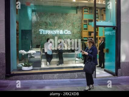 Boutique Tiffany & Co. Au Rockefeller Center à New York le mercredi 20 septembre 2023. Tiffany & Co. Est une marque de LVMH Moët Hennessy Louis Vuitton. (© Richard B. Levine) Banque D'Images