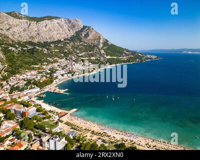 Une vue aérienne de la ville côtière d'omis, qui se trouve dans la région de Dalmatie en Croatie Banque D'Images
