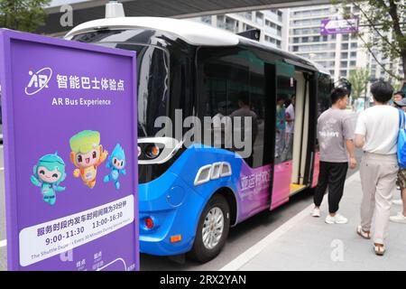 Hangzhou, province chinoise du Zhejiang. 12 septembre 2023. Des journalistes font l'expérience d'un bus AR au village des Jeux asiatiques de Hangzhou à Hangzhou, dans la province du Zhejiang, dans l'est de la Chine, le 12 septembre 2023. POUR ALLER AVEC LES GROS TITRES XINHUA DE SEPTEMBRE. 22, 2023 crédit : Weng Xinyang/Xinhua/Alamy Live News Banque D'Images