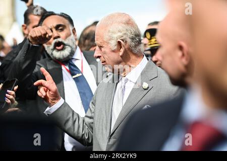 Le roi Charles III (à droite) de Grande-Bretagne réagit en rencontrant des membres de la foule alors qu'il arrive pour visiter un festival en célébration de la culture et des affaires britanniques et françaises à la place de la Bourse à Bordeaux, dans le sud-ouest de la France, le 22 septembre 2023. Le roi Charles III de Grande-Bretagne et son épouse la reine Camilla sont en visite d'État de trois jours à partir du 20 septembre 2023, à Paris et Bordeaux, six mois après les émeutes et les grèves ont forcé le report de dernière minute de sa première visite d'État en tant que roi. Photo de Christophe ARCHAMBAULT/Pool/ABACAPRESS.COM Banque D'Images