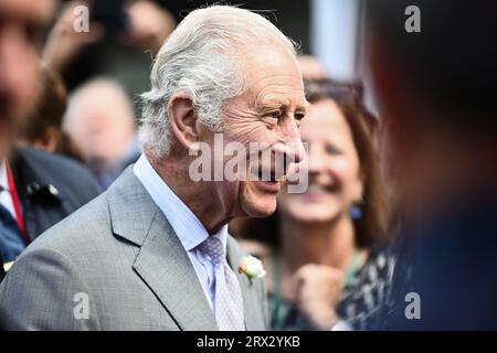 Le roi Charles III (droite) sourit en rencontrant des membres de la foule alors qu'il arrive pour visiter un festival célébrant la culture et les affaires britanniques et françaises à la place de la Bourse à Bordeaux, dans le sud-ouest de la France, le 22 septembre 2023. Le roi Charles III de Grande-Bretagne et son épouse la reine Camilla sont en visite d'État de trois jours à partir du 20 septembre 2023, à Paris et Bordeaux, six mois après les émeutes et les grèves ont forcé le report de dernière minute de sa première visite d'État en tant que roi. Photo de Christophe ARCHAMBAULT/Pool/ABACAPRESS.COM Banque D'Images