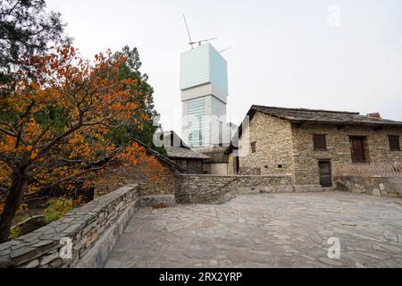 Pékin Chine, 2 novembre 2022 : Bouyei People Slate House et Pangu Building en reconstruction au Musée ethnique de Chine. Banque D'Images