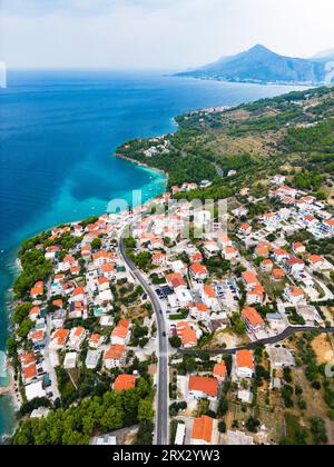 Une vue aérienne de la ville côtière d'omis, qui se trouve dans la région de Dalmatie en Croatie Banque D'Images