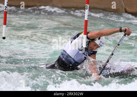 Waltham Cross, Royaume-Uni. 22 septembre 2023. Les Championnats du monde 2023 de slalom en canoë de l’ICF se déroulent au Lee Valley White Water Centre. Benjamin Savsek, de Slovénie, en route vers la médaille d'or dans le slalom C1 masculin. Crédit : Eastern Views/Alamy Live News Banque D'Images