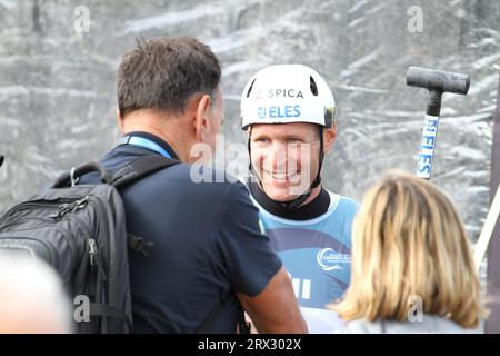 Waltham Cross, Royaume-Uni. 22 septembre 2023. Les Championnats du monde 2023 de slalom en canoë de l’ICF se déroulent au Lee Valley White Water Centre. Benjamin Savsek étant félicité après avoir remporté le slalom C1 masculin. Crédit : Eastern Views/Alamy Live News Banque D'Images