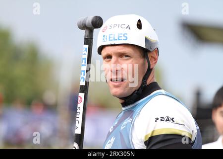 Waltham Cross, Royaume-Uni. 22 septembre 2023. Les Championnats du monde ICF de slalom en canoë 2023 auront lieu au Lee Valley White Water Centre. Benjamin Savsek, de Slovénie, a remporté la médaille d'or en slalom C1 masculin. Crédit : Eastern Views/Alamy Live News Banque D'Images