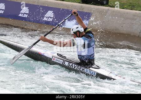 Waltham Cross, Royaume-Uni. 22 septembre 2023. Les Championnats du monde 2023 de slalom en canoë de l’ICF se déroulent au Lee Valley White Water Centre. Benjamin Savsek, de Slovénie, en route vers la médaille d'or dans le slalom C1 masculin. Crédit : Eastern Views/Alamy Live News Banque D'Images