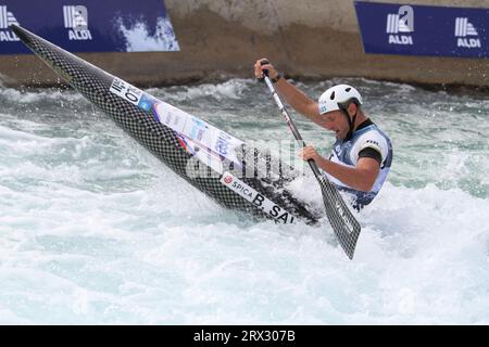 Waltham Cross, Royaume-Uni. 22 septembre 2023. Les Championnats du monde 2023 de slalom en canoë de l’ICF se déroulent au Lee Valley White Water Centre. Benjamin Savsek, de Slovénie, en route vers la médaille d'or dans le slalom C1 masculin. Crédit : Eastern Views/Alamy Live News Banque D'Images