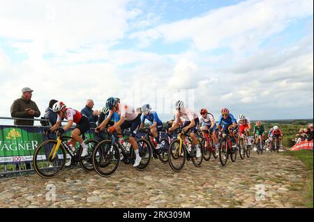 Wijster, pays-Bas. 22 septembre 2023. La meute de coureurs photographiée en action lors de la course sur route féminine U23, 108km de Coevorden au Col du VAM, Wijster, le troisième jour des Championnats d'Europe sur route UEC, aux pays-Bas, vendredi 22 septembre 2023. Les championnats d'Europe de cyclisme se déroulent du 20 au 24 septembre. BELGA PHOTO DAVID PINTENS crédit : Belga News Agency/Alamy Live News Banque D'Images