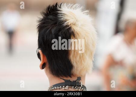 Dos de coiffure sur une jeune femme avec un style alternatif à Alicante, Espagne Banque D'Images