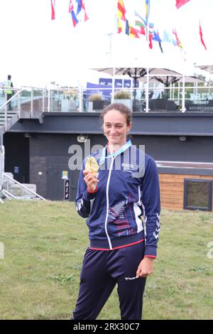 Waltham Cross, Royaume-Uni. 22 septembre 2023. Les Championnats du monde 2023 de slalom en canoë de l’ICF se déroulent au Lee Valley White Water Centre. Mallory Franklin avec sa médaille d'or après avoir remporté le slalom C1 féminin. Crédit : Eastern Views/Alamy Live News Banque D'Images