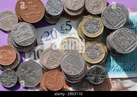 Image rapprochée des billets de banque britanniques et de l'argent liquide. On parle d'argent liquide perdu disparaissant à cause de l'utilisation de la carte Banque D'Images