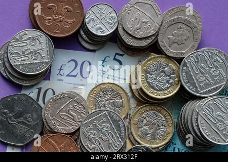 Billets de banque et espèces britanniques. Parler de la disparition de l'argent liquide par l'utilisation de la carte Banque D'Images