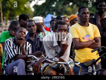 Des partisans du parti d'opposition tanzanien, ACT Wazalendo, ont assisté au rassemblement politique du parti dans la région de Tanga le 08 mars 2023 Banque D'Images