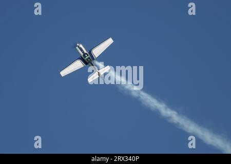 Lancaster, Californie, États-Unis - 25 mars 2017 : un avion cascadeur à hélice 1996 Extra Flugzeugbau GmbH EA 300/L, est montré en train de fonctionner avec de la fumée de spectacle aérien. Banque D'Images