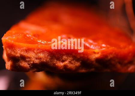 Cube de sucre de canne traditionnel Jaggery sur la table Banque D'Images