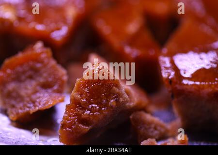 Cube de sucre de canne traditionnel Jaggery sur la table Banque D'Images