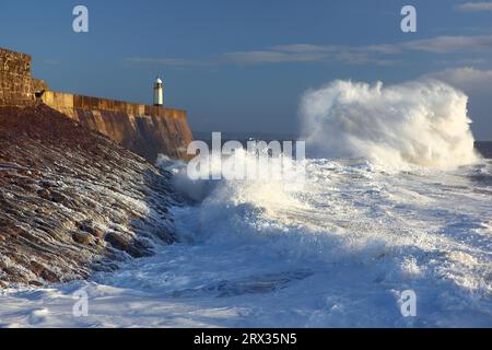 Vagues de tempête à Porthcawl Pier, Galles du Sud, Royaume-Uni, Europe Banque D'Images