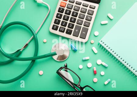 Concept médical avec divers médicaments et calculatrice sur fond bleu. Photo de haute qualité Banque D'Images