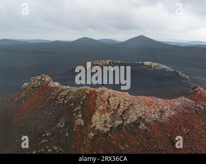 Une personne profite du beau paysage de l'embouchure du vieux volcan, Highlands, Islande, régions polaires Banque D'Images