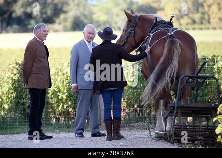 Martillac, France. 22 septembre 2023. Le roi Charles III de Grande-Bretagne parle à un employé alors que le propriétaire du vignoble Daniel Cathiard, à gauche, regarde pendant que le roi visite le Château Smith Haut Lafitte, un Grand cru classé de graves, un vignoble connu pour son approche durable de la vinification, vendredi 22 septembre 2023 à Martillac, en dehors de Bordeaux, Sud-Ouest de la France. Photo de Bob Edme/Pool/ABACAPRESS.COM crédit : Abaca Press/Alamy Live News Banque D'Images