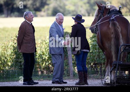 Martillac, France. 22 septembre 2023. Le roi Charles III serre la main à un employé comme le propriétaire Daniel Cathiard, à gauche, regarde pendant que le roi visite le Château Smith Haut Lafitte, un Grand cru classé de graves, un vignoble connu pour son approche durable de la vinification, vendredi 22 septembre 2023 à Martillac, en dehors de Bordeaux, Sud-Ouest de la France. Photo de Bob Edme/Pool/ABACAPRESS.COM crédit : Abaca Press/Alamy Live News Banque D'Images