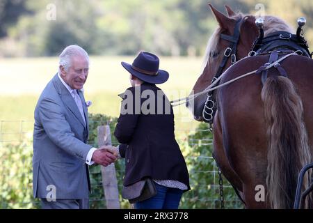 Martillac, France. 22 septembre 2023. Le roi Charles III serre la main d’un employé lors de sa visite au Château Smith Haut Lafitte, Grand cru classé de graves, vignoble réputé pour son approche durable de la vinification, vendredi 22 septembre 2023 à Martillac, en dehors de Bordeaux, Sud-Ouest de la France. Photo de Bob Edme/Pool/ABACAPRESS.COM crédit : Abaca Press/Alamy Live News Banque D'Images