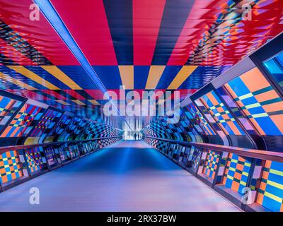 Captivé par la couleur par Camille Walala, Adams Plaza Bridge, Canary Wharf, Docklands, Londres, Angleterre, Royaume-Uni, Europe Banque D'Images