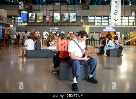 Les gens sont assis dans le hall principal près de la billetterie du Centre Pompidou à Paris, France. Banque D'Images