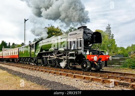 Train à vapeur Scotsman volant quittant la station Boat of Garten en route vers la station Broomhill Banque D'Images