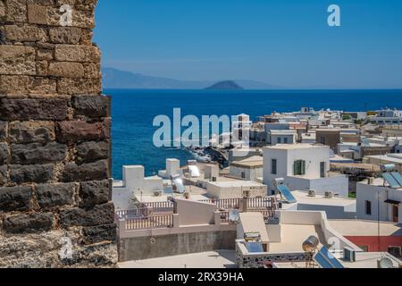 Vue sur la mer et les bâtiments blanchis à la chaux et les toits de Mandraki, Mandraki, Nisyros, Dodécanèse, îles grecques, Grèce, Europe Banque D'Images