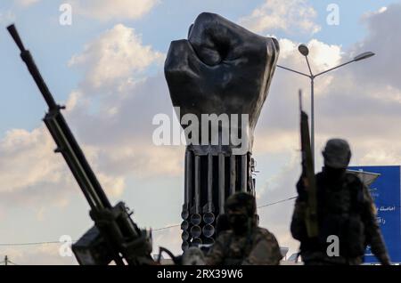 Gaza, Palestine. 20 septembre 2023. Des Palestiniens et des militants des factions palestiniennes participent à l’inauguration du mémorial pour commémorer le 18e anniversaire du retrait israélien de la bande de Gaza près du point de passage de Rafah, dans le sud de la bande de Gaza. (Image de crédit : © Yousef Masoud/SOPA Images via ZUMA Press Wire) USAGE ÉDITORIAL SEULEMENT! Non destiné à UN USAGE commercial ! Banque D'Images