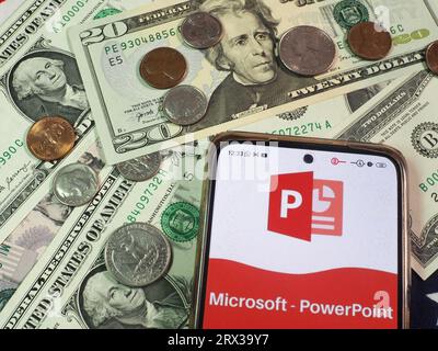 Allemagne. 22 septembre 2023. Dans cette illustration photo, le logo Microsoft PowerPoint vu affiché sur un smartphone avec des devises Dollar des États-Unis sur la table. Crédit : SOPA Images Limited/Alamy Live News Banque D'Images