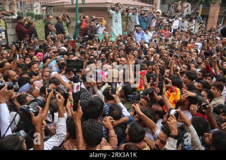 Srinagar Cachemire, Inde. 22 septembre 2023. Le dirigeant séparatiste Mirwaiz Umar Farooq arrive pour prononcer le sermon du vendredi après quatre ans d'assignation à résidence à la Grande Mosquée (Jamia Masjid) dans la vieille ville de Srinagar. Mirwaiz Umar Farooq, le leader de la Conférence Hurriyat, a été remis en liberté vendredi, quatre ans après avoir été placé en détention à la suite de la suppression de l’article 370 de la Constitution en août 2019. Le 22 septembre 2023 à Srinagar Cachemire, Inde. (Image de crédit : © Firdous Nazir/eyepix via ZUMA Press Wire) USAGE ÉDITORIAL SEULEMENT! Non destiné à UN USAGE commercial ! Banque D'Images