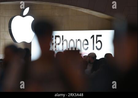 New York, États-Unis. 22 septembre 2023. Les clients font la queue dans l'Apple Store de Grand Central terminal pour acheter le nouvel iPhone 15 d'Apple qui sera mis en vente aujourd'hui, New York, NY, le 22 septembre 2023. Le téléphone dispose d'un appareil photo de 48 mégapixels et du nouveau chargeur USB-C, qui a remplacé le chargeur Lightning utilisé depuis longtemps par Apple. (Photo Anthony Behar/Sipa USA) crédit : SIPA USA/Alamy Live News Banque D'Images