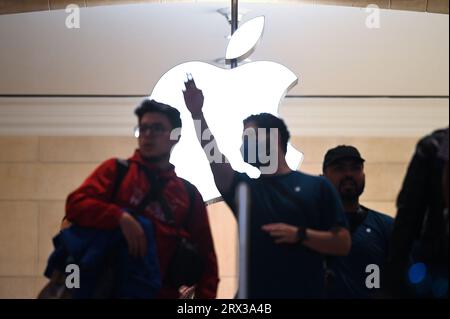 New York, États-Unis. 22 septembre 2023. Les clients font la queue dans l'Apple Store de Grand Central terminal pour acheter le nouvel iPhone 15 d'Apple qui sera mis en vente aujourd'hui, New York, NY, le 22 septembre 2023. Le téléphone dispose d'un appareil photo de 48 mégapixels et du nouveau chargeur USB-C, qui a remplacé le chargeur Lightning utilisé depuis longtemps par Apple. (Photo Anthony Behar/Sipa USA) crédit : SIPA USA/Alamy Live News Banque D'Images