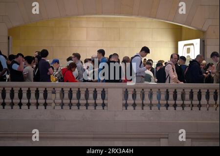 New York, États-Unis. 22 septembre 2023. Les clients font la queue dans l'Apple Store de Grand Central terminal pour acheter le nouvel iPhone 15 d'Apple qui sera mis en vente aujourd'hui, New York, NY, le 22 septembre 2023. Le téléphone dispose d'un appareil photo de 48 mégapixels et du nouveau chargeur USB-C, qui a remplacé le chargeur Lightning utilisé depuis longtemps par Apple. (Photo Anthony Behar/Sipa USA) crédit : SIPA USA/Alamy Live News Banque D'Images