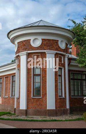 CRONSTADT, RUSSIE - 16 SEPTEMBRE 2023 : la vieille tour ronde du poste de garde. Parc 'Île des forts', Kronstadt Banque D'Images