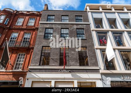 Londres, Royaume-Uni - 27 août 2023 : boutique de produits de luxe et de bijoux Cartier à Bond Street dans le West End. C'est l'un des afte les plus chers et recherchés Banque D'Images